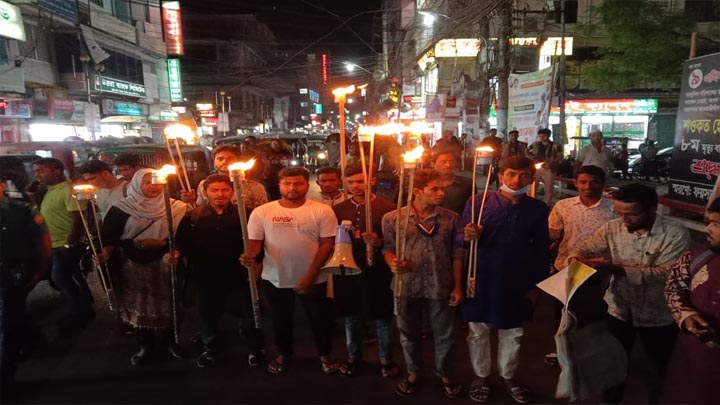 পুলিশি হামলায় এডিসি হারুনের প্রত্যাহার দাবিতে বরিশালে সাধারন শিক্ষার্থীদের মশাল মিছিল